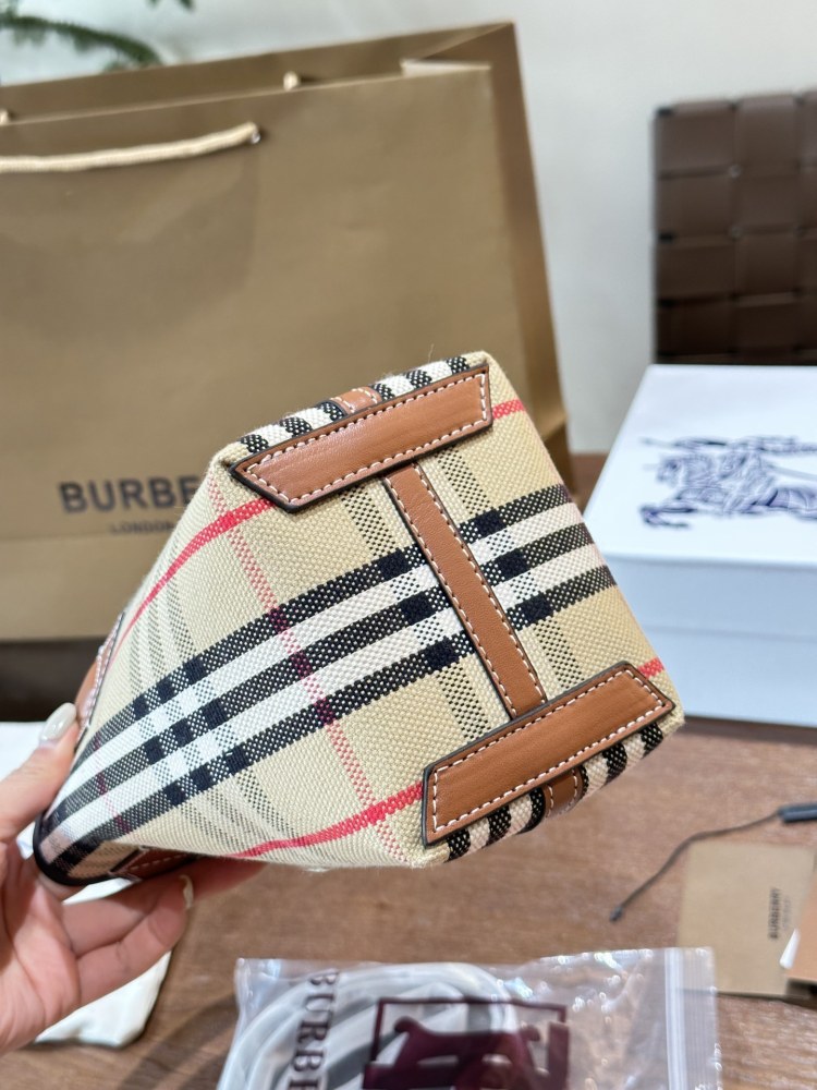 p205
At first glance, it looks like a delicate and tasteful Burberry girl II # Burberry # Burberry
Bbr Mini London Tote Bag, exquisite tote bag, made of cotton canvas fabric, decorated with Burberr * plaid. Paired with adjustable shoulder straps, it ...