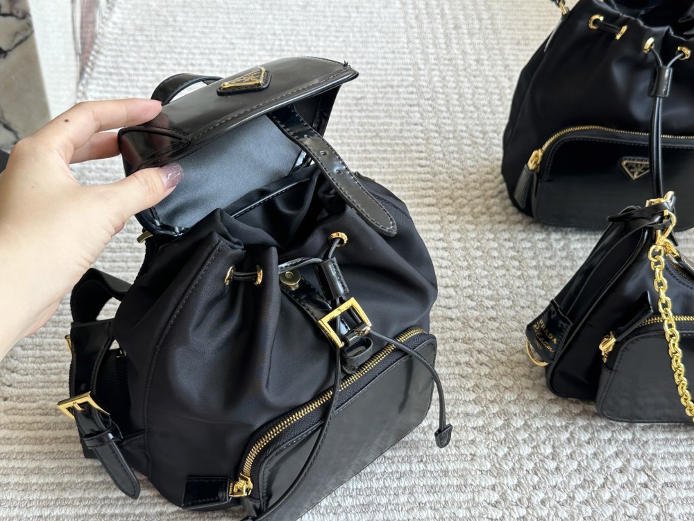 220 sets of boxes
size：21 24cm
Prada Hobo Nylon Backpack
Seeing the physical object is truly perfect!
package ??
Designed to be super convenient and comfortable!