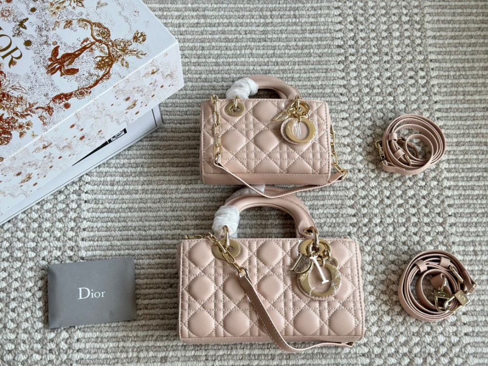 、
Dior lady's new long sheepskin powder full set packaging
Dior's all-new D-joy is making a strong comeback, with the rhythm of a big hit. The bag comes with two shoulder straps and multiple back styles, making the upper body both beautiful and sty...