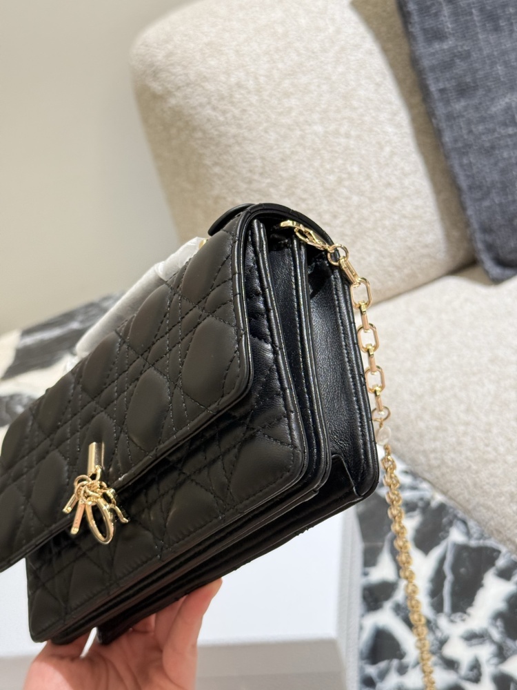 P300
Dior's new woc sheepskin and phone bag
Exquisite pearls paired with chains are truly super beautiful, made of imported sheepskin material
Size: 19 * 10
Complete gift box packaging