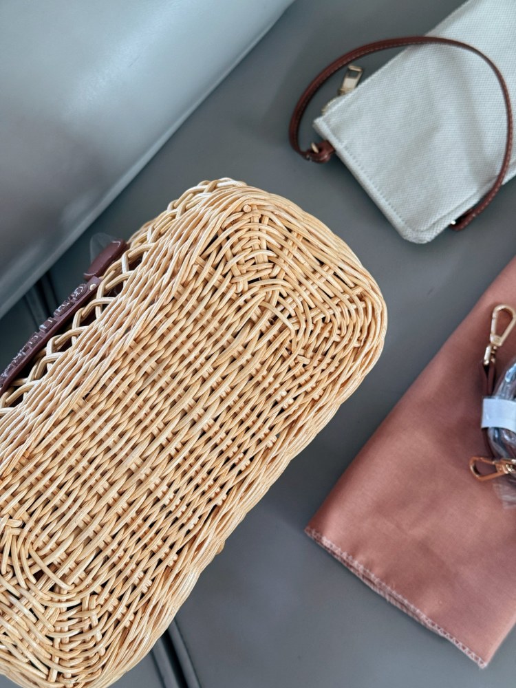 250 boxes
size：24*18cm
Miumiu Summer Limited Edition|
New woven vegetable basket
A chaotic hobo bamboo woven bag with a raging fire
The cute cowhide iconic logo becomes a highlight, it's so beautiful