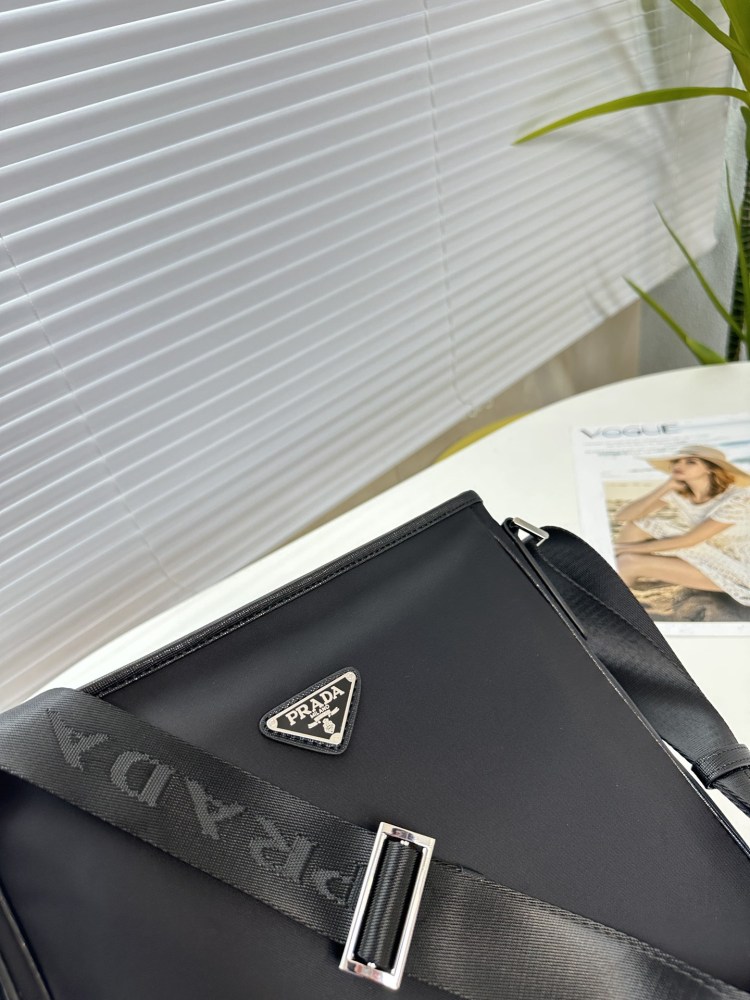 The upgraded version of Prada PRADA's latest single shoulder crossbody bag has been shipped. It is a high-end luxury original board imported waterproof fabric with cross patterned cowhide, luxurious triangular mark hardware, clear logo, and quality t...