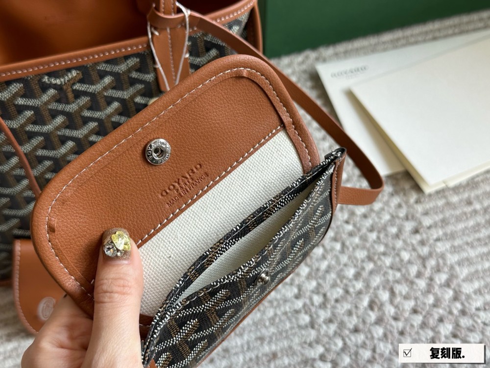 Reproduction edition 215 with box
size：20*19cm
Goya shopping bag ?
Mini shopping bags belonging to this season
Perfect 1:1 customization
Goyard Dog Teeth Red Limited Edition
The physical object is really textured,
New Year's Destiny Pack!