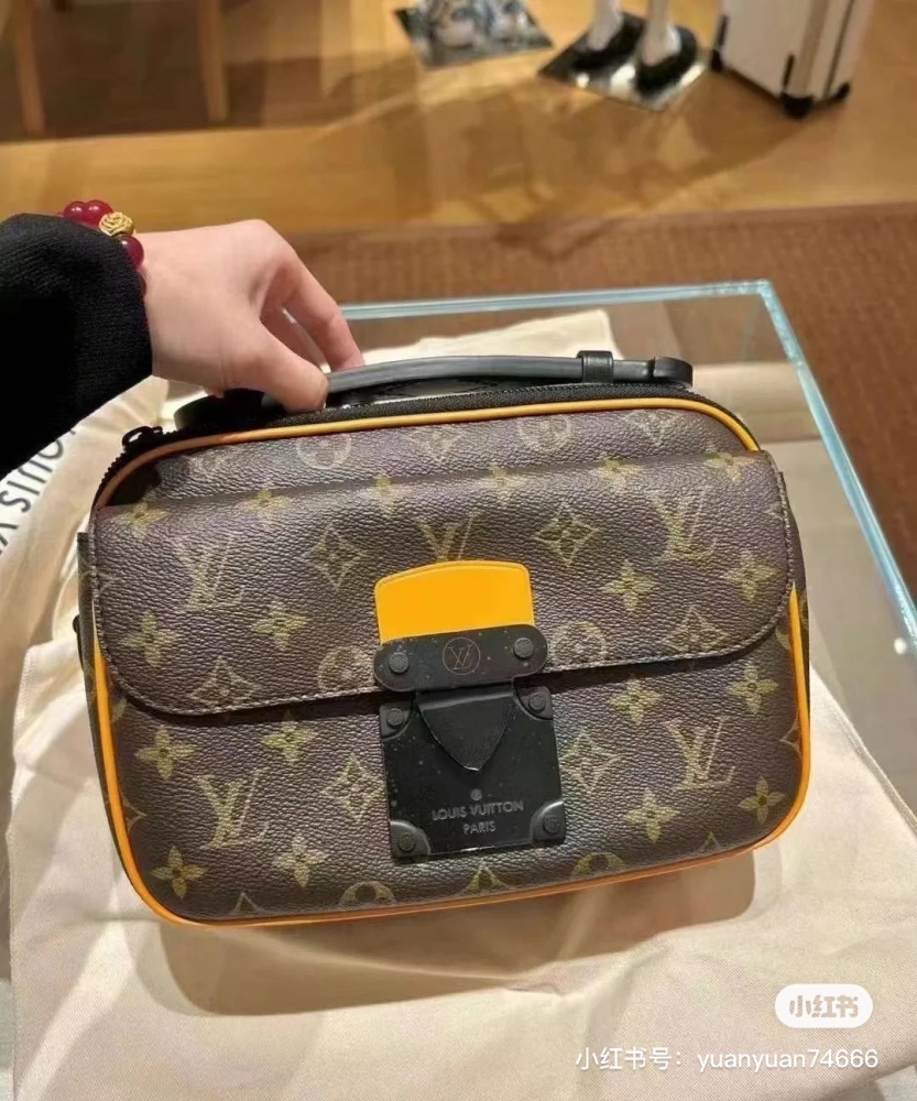 Lvslock men's mailman bag unboxing real shot 0, with super strong texture, classic and versatile capacity, it can fit a large practical circumference
The whole bag body is embossed, and the upper body is so cool, sunny, and handsome
The bag is sturdy...