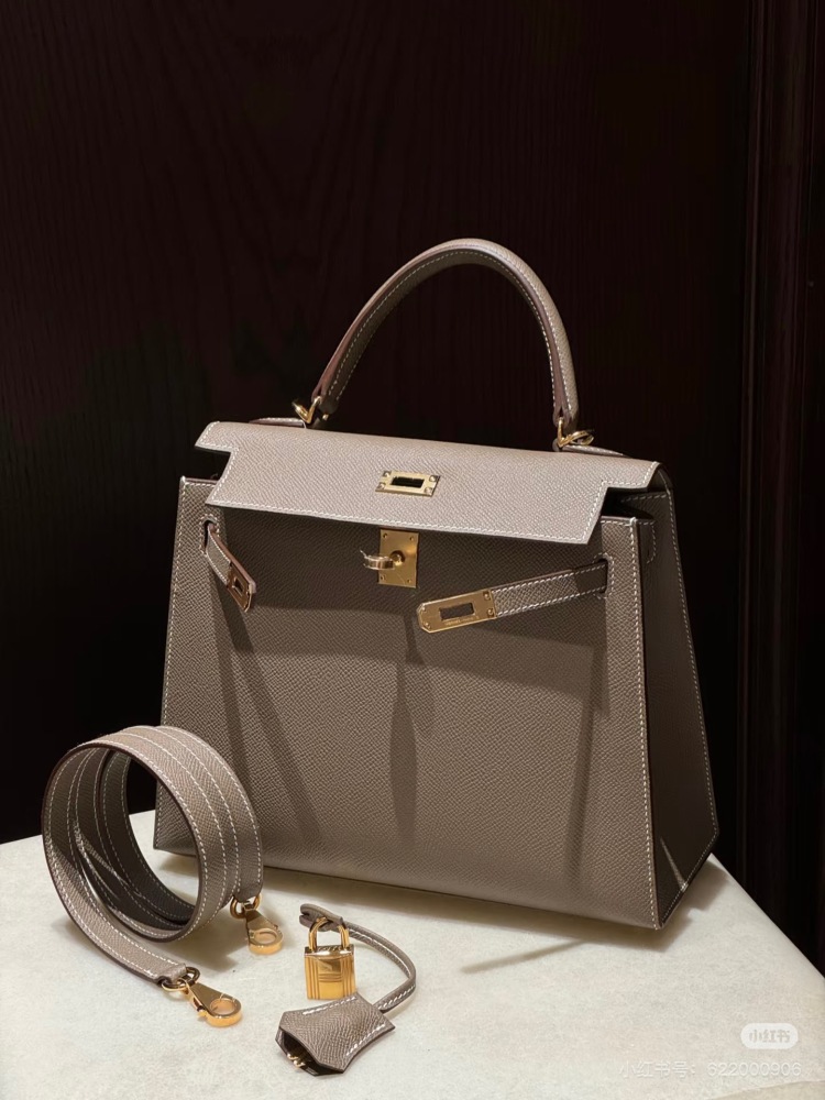 Black Gold Kelly 25 is so handsome!!! Hermes Kelly can't look up to other bags at first glance
Aima, you are really good at grasping my preferences!!!
Hermes/Hermes Kelly 25 Classic Black Gold Epsome Leather
The gold size is more rigid and three-dime...