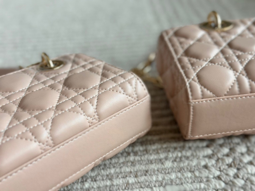 、
Dior lady's new long sheepskin powder full set packaging
Dior's all-new D-joy is making a strong comeback, with the rhythm of a big hit. The bag comes with two shoulder straps and multiple back styles, making the upper body both beautiful and sty...