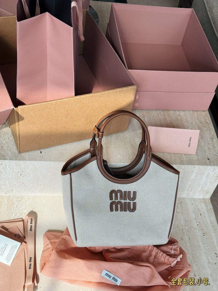 300 complete sets of packaging
size：21*18cm
Miumiu's new tote
The wind is blowing too hard this year
There are so many popular products!
This version is also too beautiful!
Miumiu's canvas bag is packed in one color for spring and summer!
Canvas an...