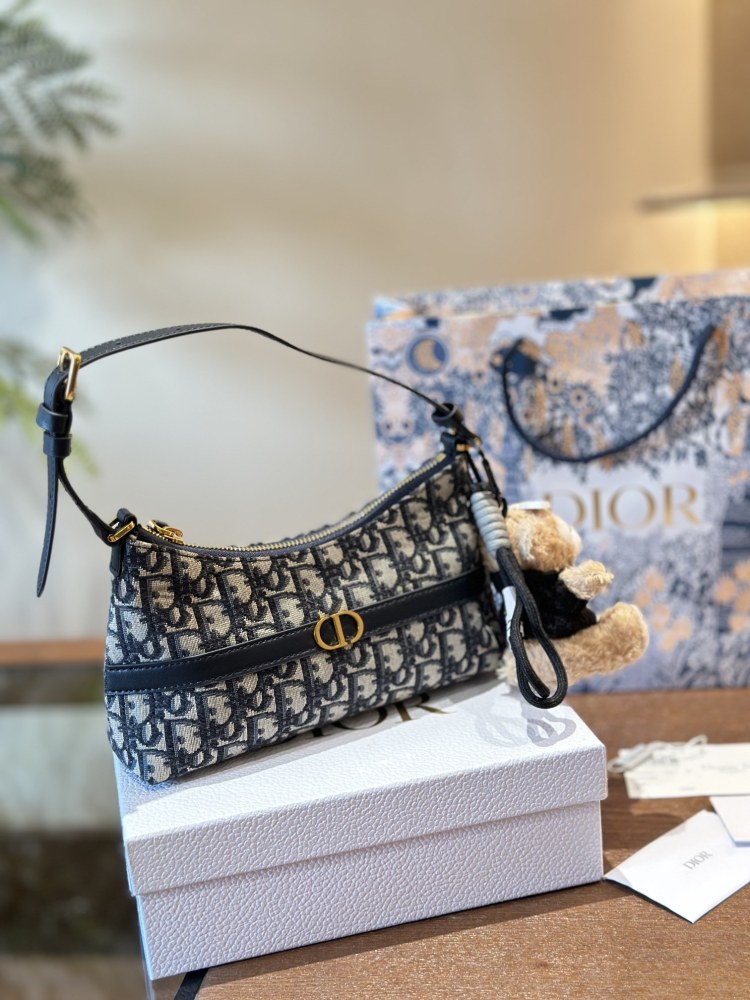 P260 pendant ? twenty
Dior's new underarm bag hobo
I personally really like the armpit bag, and Dior has released a new one. The half moon shaped one looks great and has a great capacity. Not only does it have a phone, but I also carry a small make...