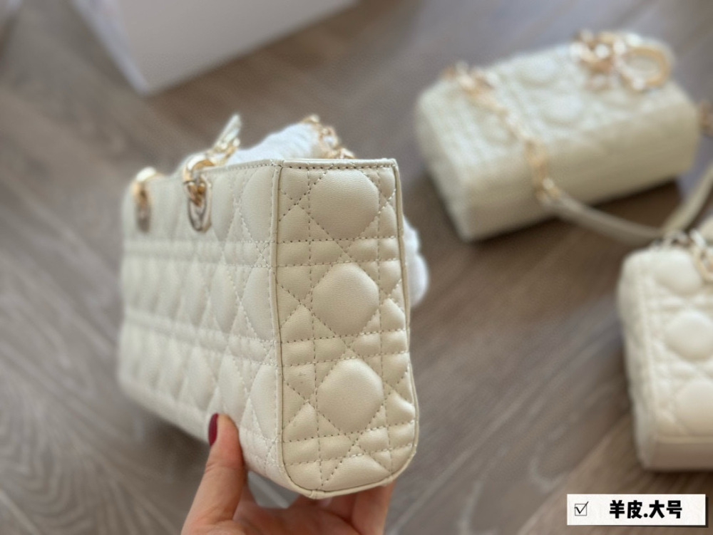 、
Dior lady's new long sheepskin full set packaging
Dior's all-new D-joy is making a strong comeback, with the rhythm of a big hit. The bag comes with two shoulder straps and multiple back styles, making the upper body both beautiful and stylish. T...