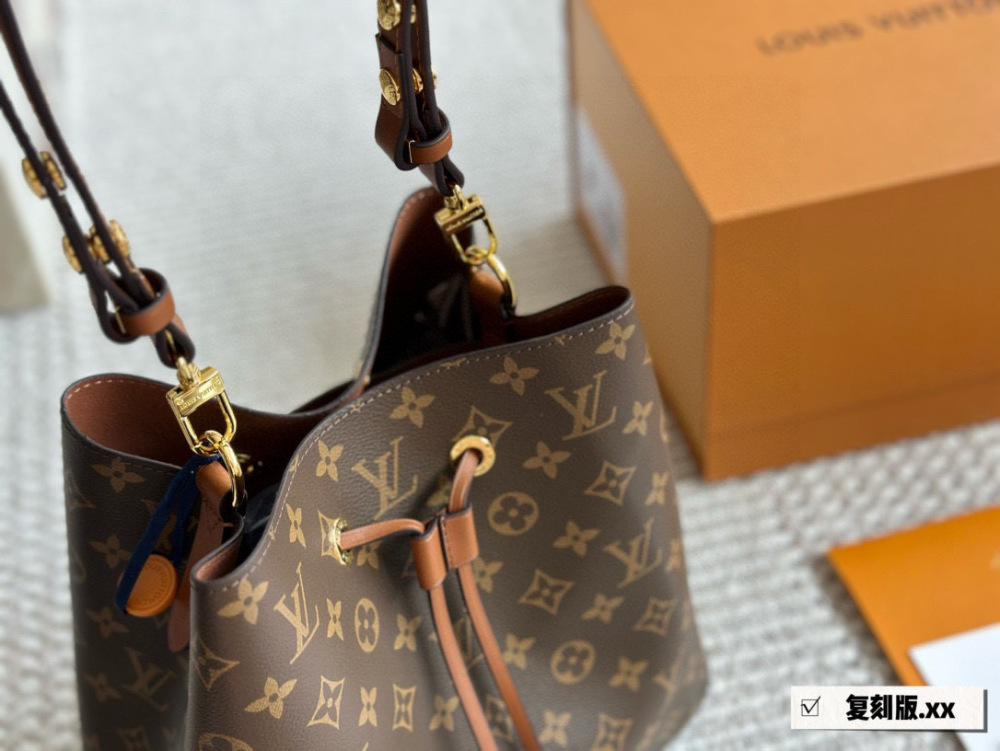 225 boxes
High quality daily recommendation
L Home Bucket Bag Noe Bucket
This water bucket has a soft texture
Size: 26cm
Cross shoulder/single shoulder is more comfortable
Search for Lv bucket bag