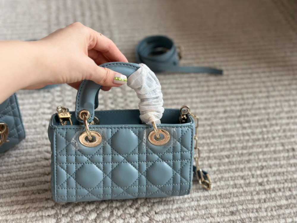 、
Dior lady's new long style haze blue full set packaging
Dior's all-new D-joy is making a strong comeback, with the rhythm of a big hit. The bag comes with two shoulder straps and multiple back styles, making the upper body both beautiful and styl...