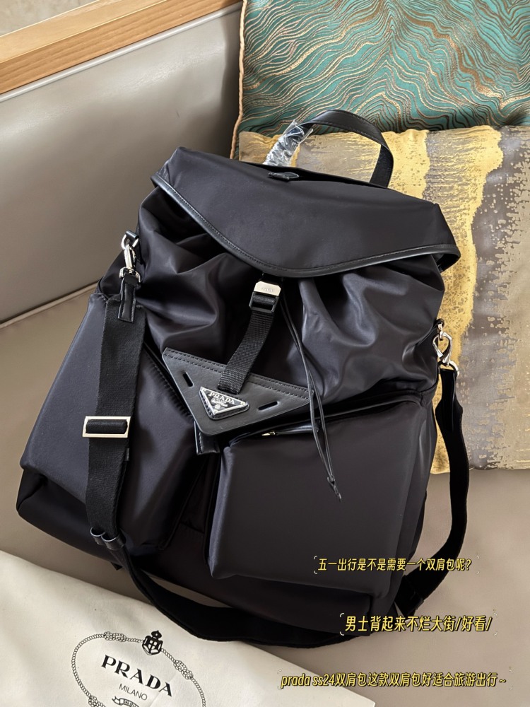 270 without box
size：37*46cm
Prada Nylon Backpack
24-hour fashion show!
Can be carried on both shoulders or one shoulder!
The simple layout and large storage space make it easy to accommodate laptop files, and the details are perfect