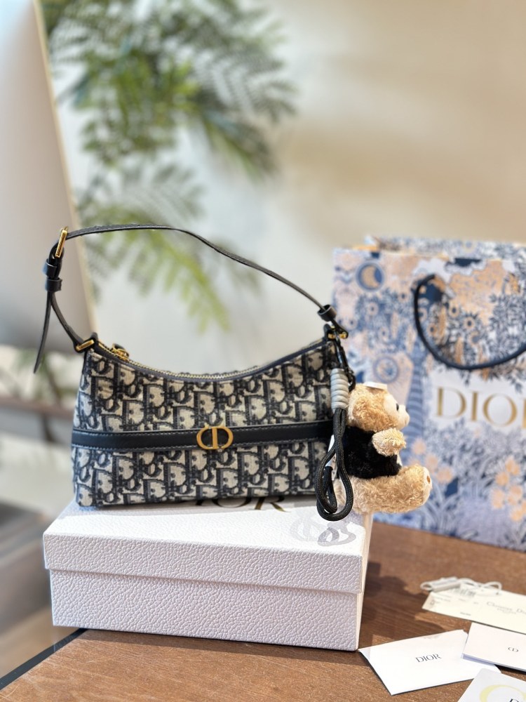 P260 pendant ? twenty
Dior's new underarm bag hobo
I personally really like the armpit bag, and Dior has released a new one. The half moon shaped one looks great and has a great capacity. Not only does it have a phone, but I also carry a small make...