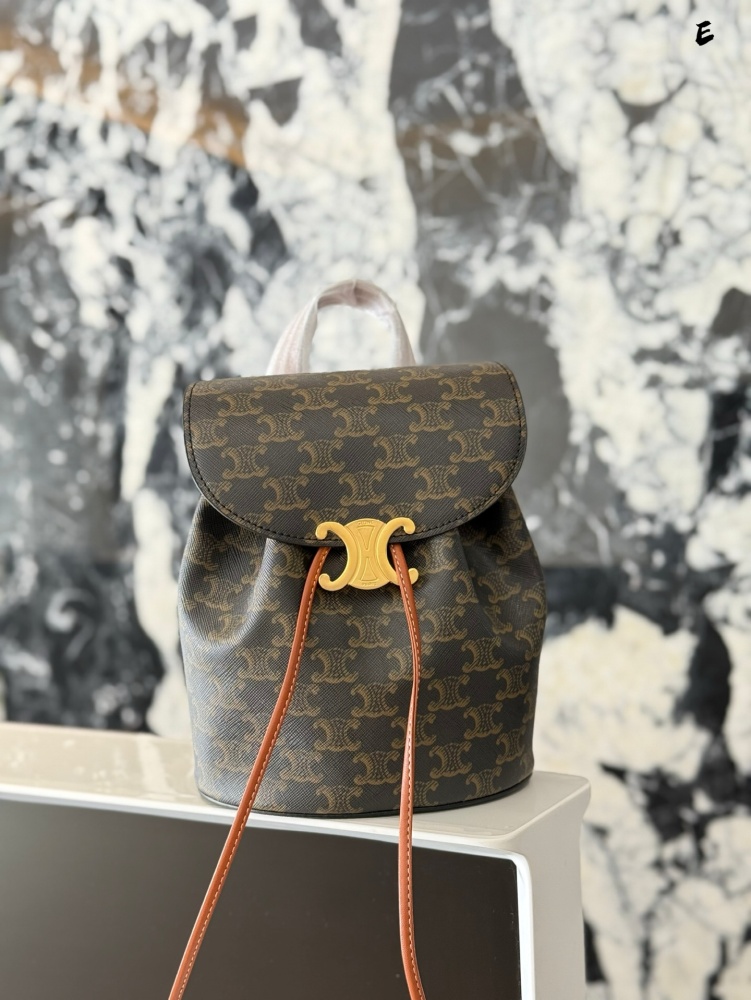 p245
The CELINE new small book bag B has been planted with grass
CELINE's new small backpack is a bit easy to carry!  ! ! New backpack BONNIE
Compared to the previous bag, it has a wider and fuller shape. The Cb Triumphal Arch buckle's support hit me...