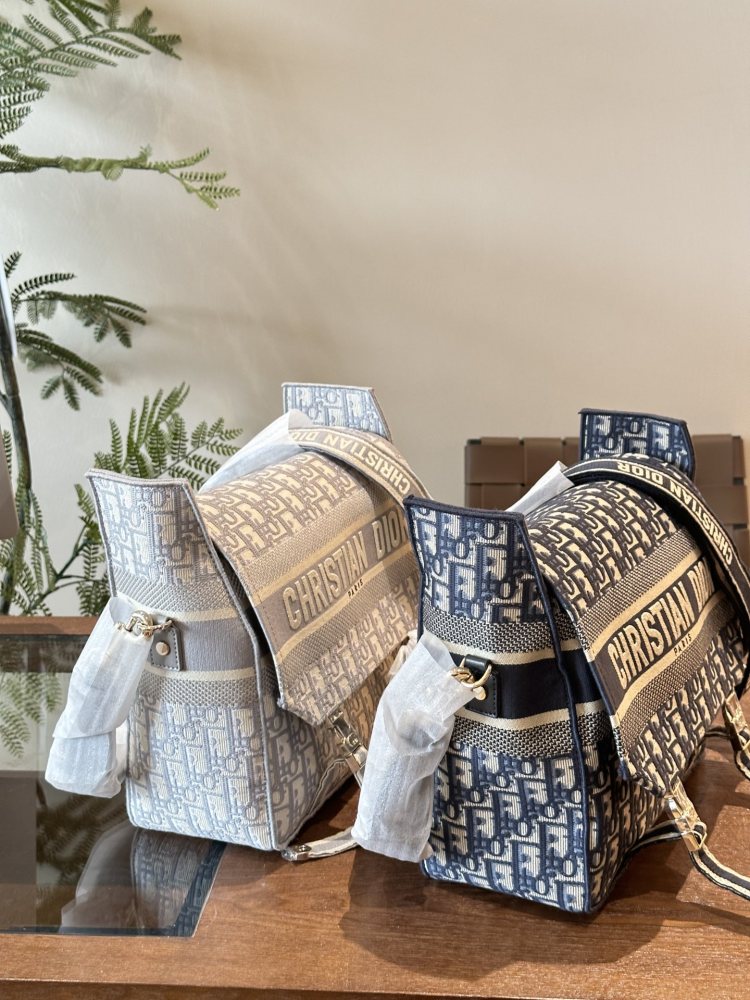 P335 Large
Dior camp mailman bag, casual and exquisite, super tempting ▼
This year's new models are really beautiful
Breaking the traditional definition of "elegance and femininity", it talks about the elegance and beauty of health and vitality
Dio...