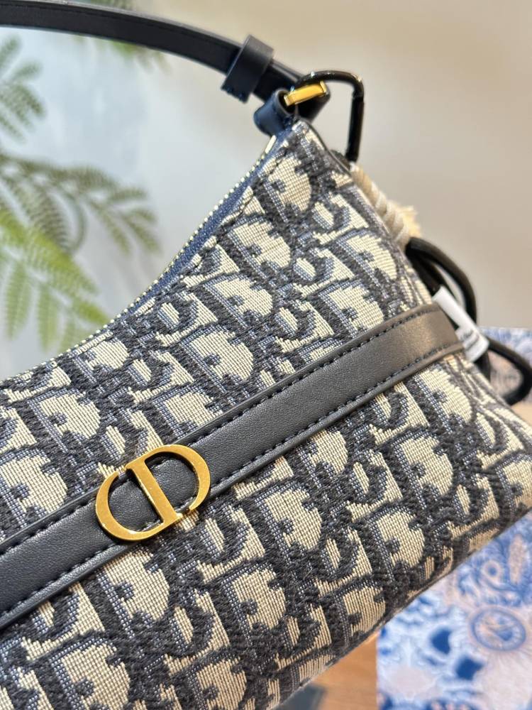 P260 pendant ? twenty
Dior's new underarm bag hobo
I personally really like the armpit bag, and Dior has released a new one. The half moon shaped one looks great and has a great capacity. Not only does it have a phone, but I also carry a small make...