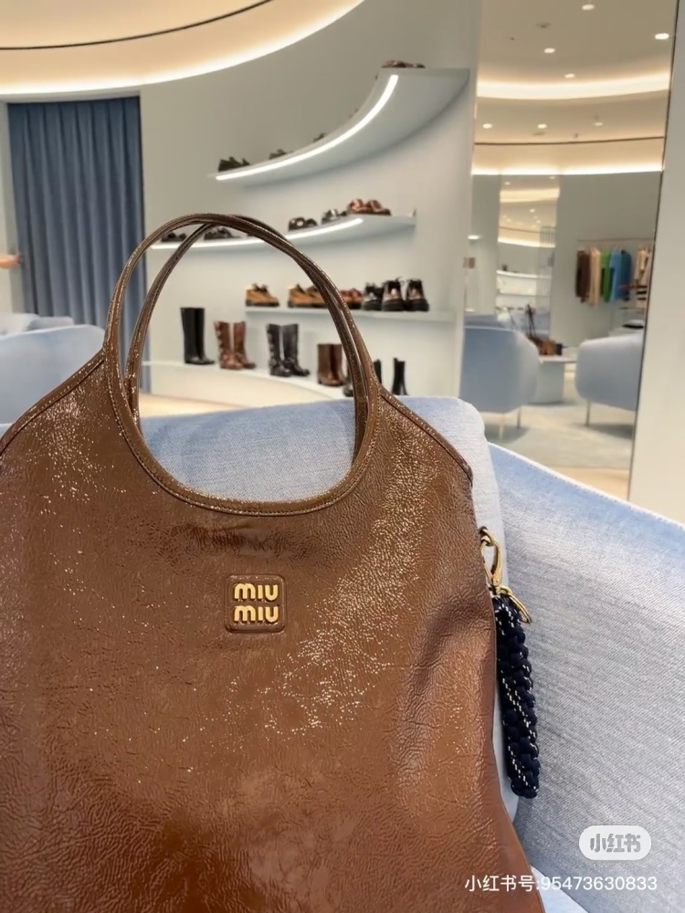 The glossy and distinctive temperament is filled with miumiu Akkadian wax cowhide tote