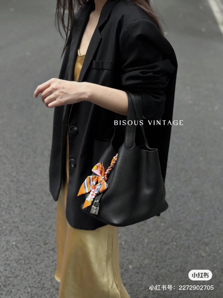 Hermes entry-level bag | Basket of vegetables black silver picotin 18 Hermes classic entry-level model, black silver. Reaching new heights
Super versatile classic black, never outdated country
It matches well with sweaters and coats in autumn and win...