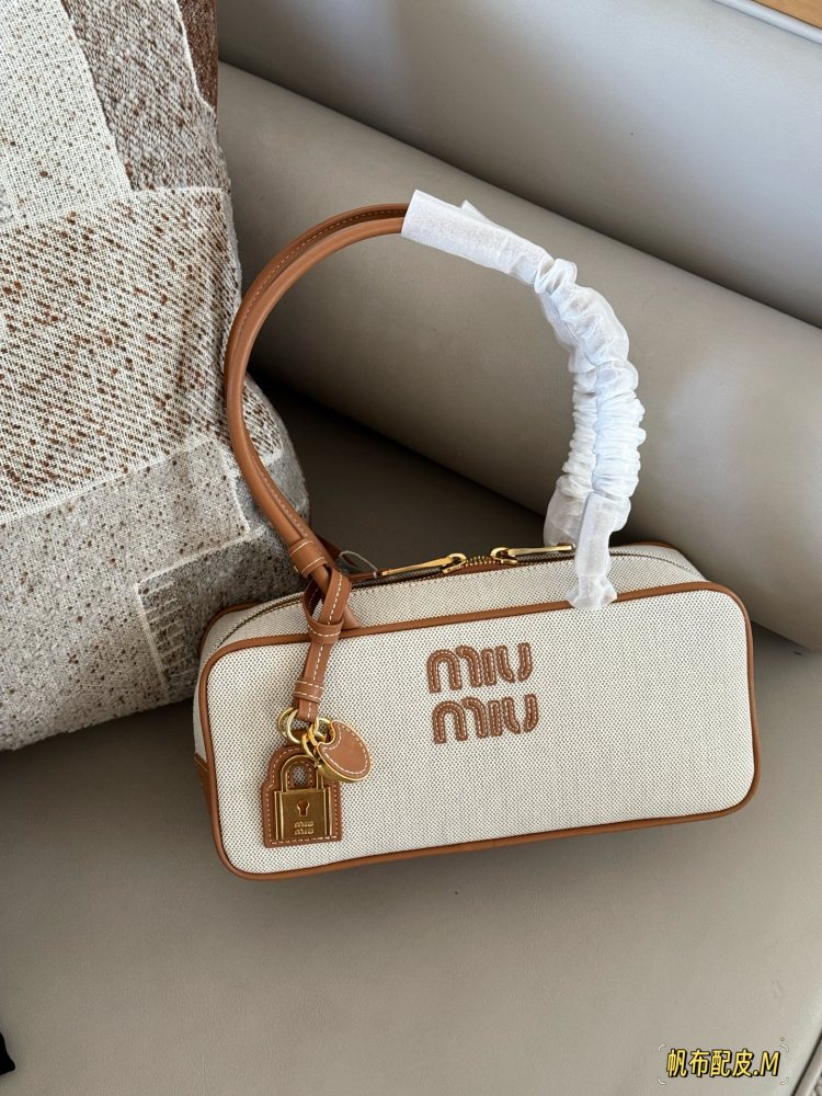 290 boxes
size：28*15cm
Miumiu bowling/briefcase/
Miu is here to steal money again! The new canvas briefcase is here!
It's nice to carry on your back
Can be carried by hand or carried diagonally!
The appearance is Princess Miumiu!