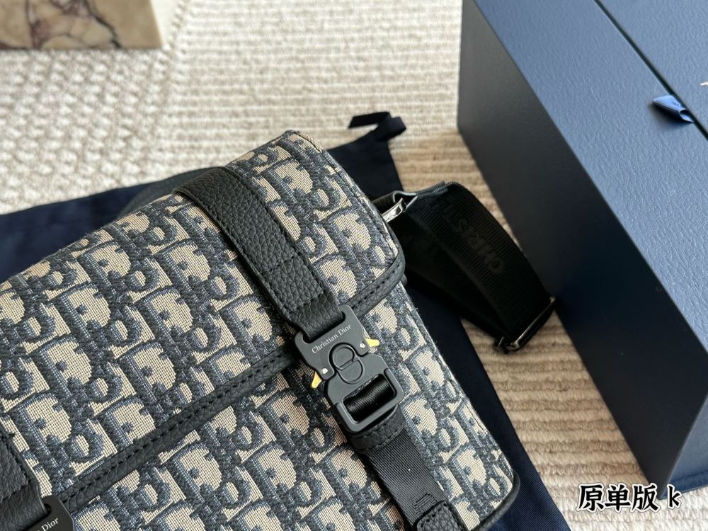 P270 original fabric
This flip up mailman bag is the latest addition to the fall 2024 collection, showcasing the brand's haute couture spirit with modern fashion design and adding charm to the Dior Hit the Road collection.
Dior Gravity leather in bei...