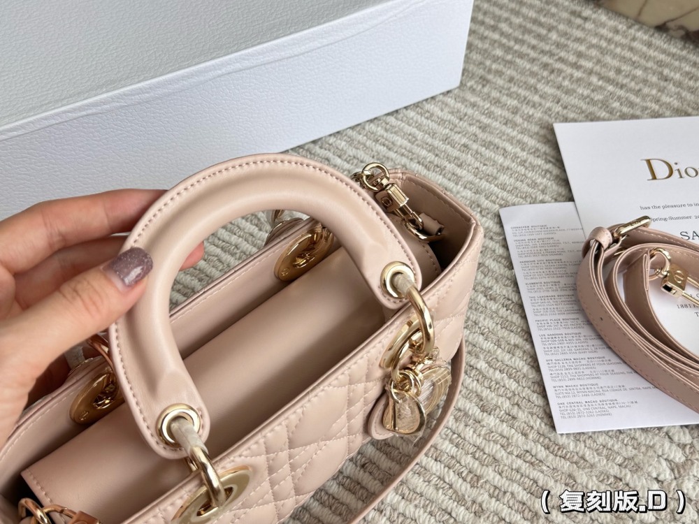 p255 
Dior lady's new long sheepskin powder full set packaging
Dior's all-new D-joy is making a strong comeback, with the rhythm of a big hit. The bag comes with two shoulder straps, multiple back styles, and a beautiful and stylish upper body. The c...