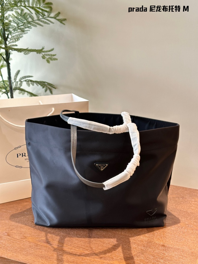 Prada。 P190 comes with a box
This medium-sized tote bag is made of innovative recycled nylon fabric, with a simple and stylish design. The bag is equipped with exquisite Saffiano leather handles, adorned with the iconic enamel coated triangular met...