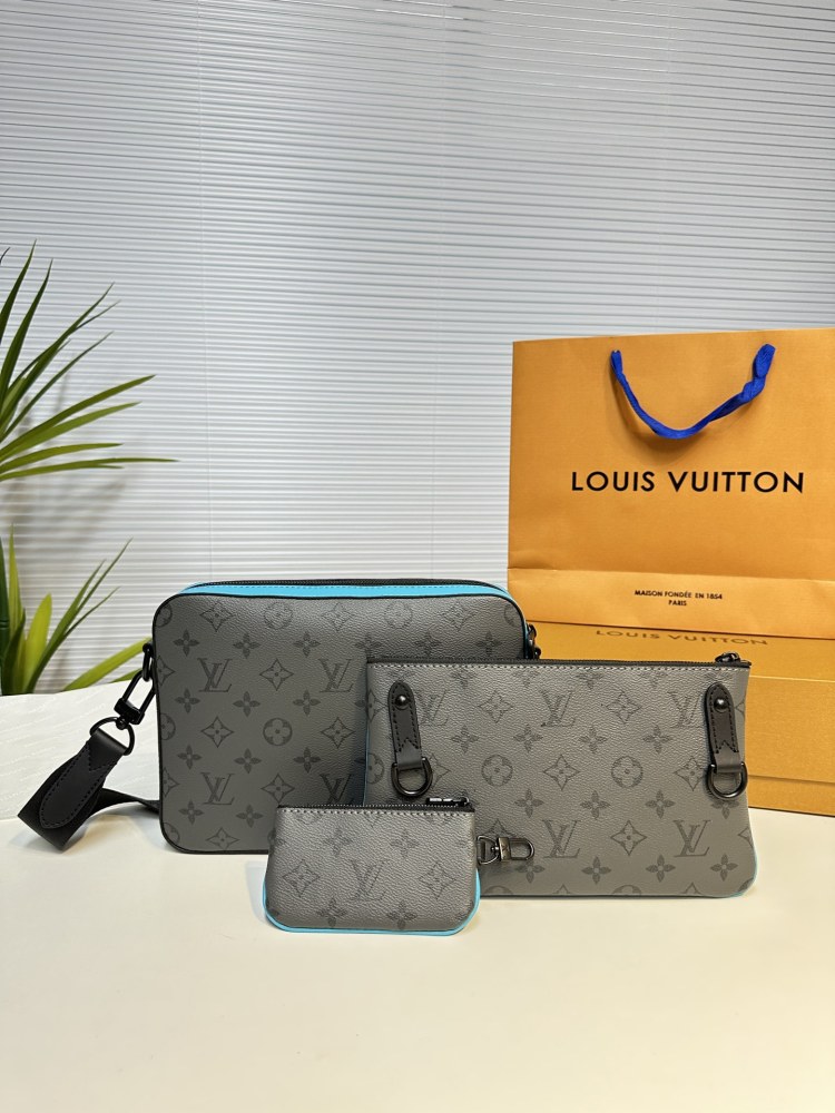 Exclusive remake of TRIO messenger bag M11648 silver flower/light blue splicing
This Trio messenger bag features a three in one design crafted from Monogram Eclipse Reverse canvas and eye-catching details. The change bag at the zipper front pocket an...