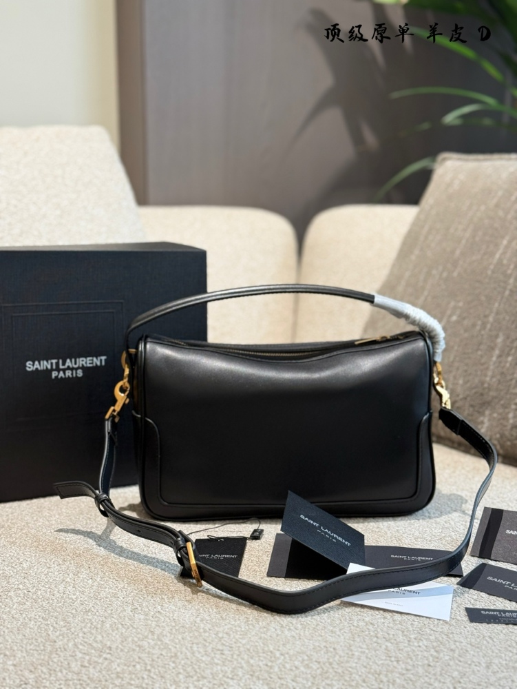 YSL sheepskin p370
Camera Supply bag_ Lunch box bag
This handbag is a spacious shoulder bag with a cowhide leather base and a soft body. Made of Napa cowhide leather, with zipper closure, this hammock features a stylish design that looks great on bot...