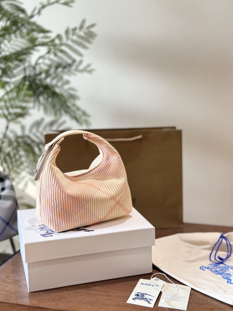 p270
Burberry's latest bag, PEG series handbag+
National Soft Stand up Bag, knitted in Italy,
Decorate Burberry plaid. Lightweight texture, adopting an unlined design; The hem style buckle is engraved with the Burberry logo, making it easy to secure ...