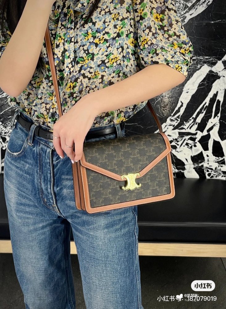 CELINE aging Arc de Triomphe envelope bag, lightweight chain splicing, compact body more suitable for autumn and winter super practical!  To To accommodate larger smartphone models such as Plus, adjustable shoulder strap (50cm) # Celine Woc # Celine ...