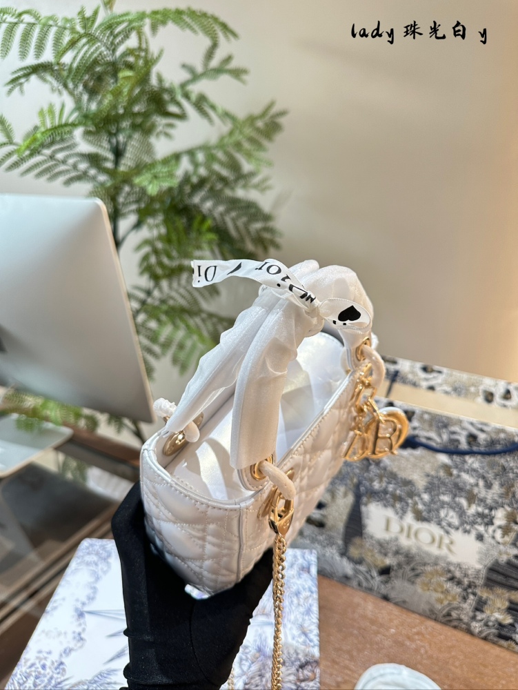 p245 
Dior Lady Pearl White, the brightest star in my heart
The Dior Princess Pearl White is paired with a thin metal chain that can be disassembled, exuding a delicate and delicate appearance. It is highly favored for its pearl powder and beautiful ...