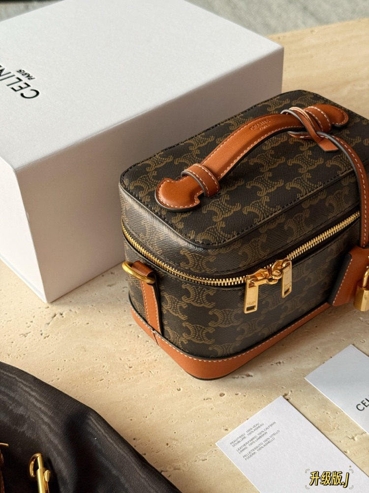 245 box upgrade version
size：18*18
Celine presbyopia box bag
A makeup box bag with perfect attention to detail
Spring and summer new box bag
Handheld and slanted back, it looks good to knock on~