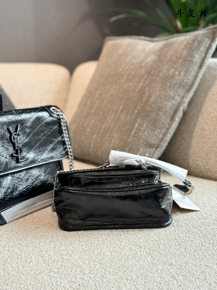 YSL | Popular Niki Baby Black Silver D-Button Oil Wax Leather Black YSL Button Decoration
More advanced and unique
YSL Niki Postman Bag Pure Leather P290p300
The collision of silver chain and black wax skin
It is the best interpretation full of perso...