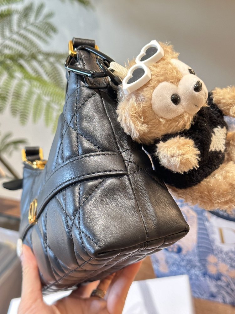 P280 pendant ? twenty
Dior's new underarm bag hobo
Xiaolin personally loves armpit bags, and Dior has released a new one. The half moon shaped one looks great and has a great capacity. Not only does it have a phone, but I also carry a small makeup ...