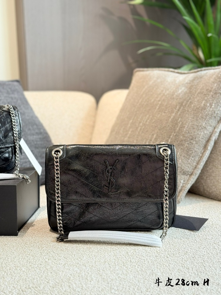 YSL | Popular Niki Baby Black Silver D-Button Oil Wax Leather Black YSL Button Decoration
More advanced and unique
YSL Niki Postman Bag Pure Leather P290p300
The collision of silver chain and black wax skin
It is the best interpretation full of perso...