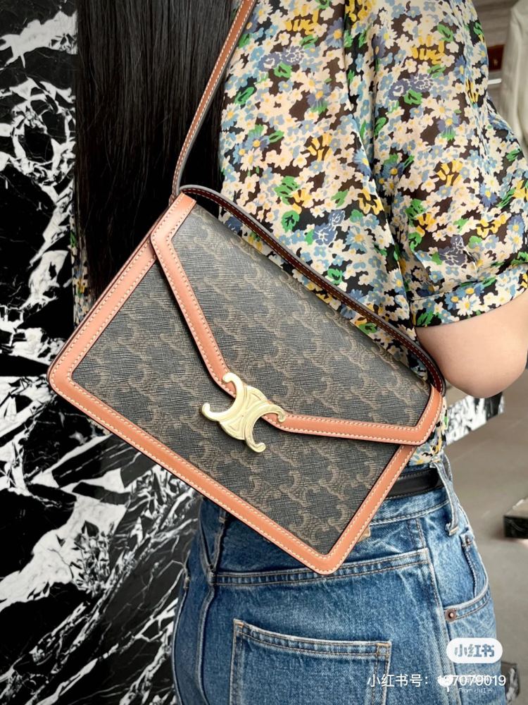CELINE aging Arc de Triomphe envelope bag, lightweight chain splicing, compact body more suitable for autumn and winter super practical!  To To accommodate larger smartphone models such as Plus, adjustable shoulder strap (50cm) # Celine Woc # Celine ...