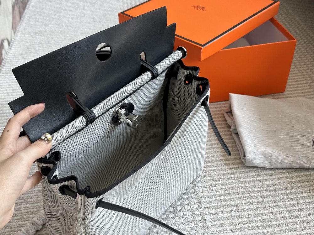 290 boxes
size：31*26cm
Hermes handbag
Canvas shopping bag ?
A bag that is easy to pack in physical form
Recently, I have been carrying my back while traveling
There is texture! Super advanced!
Its capacity is very friendly ..