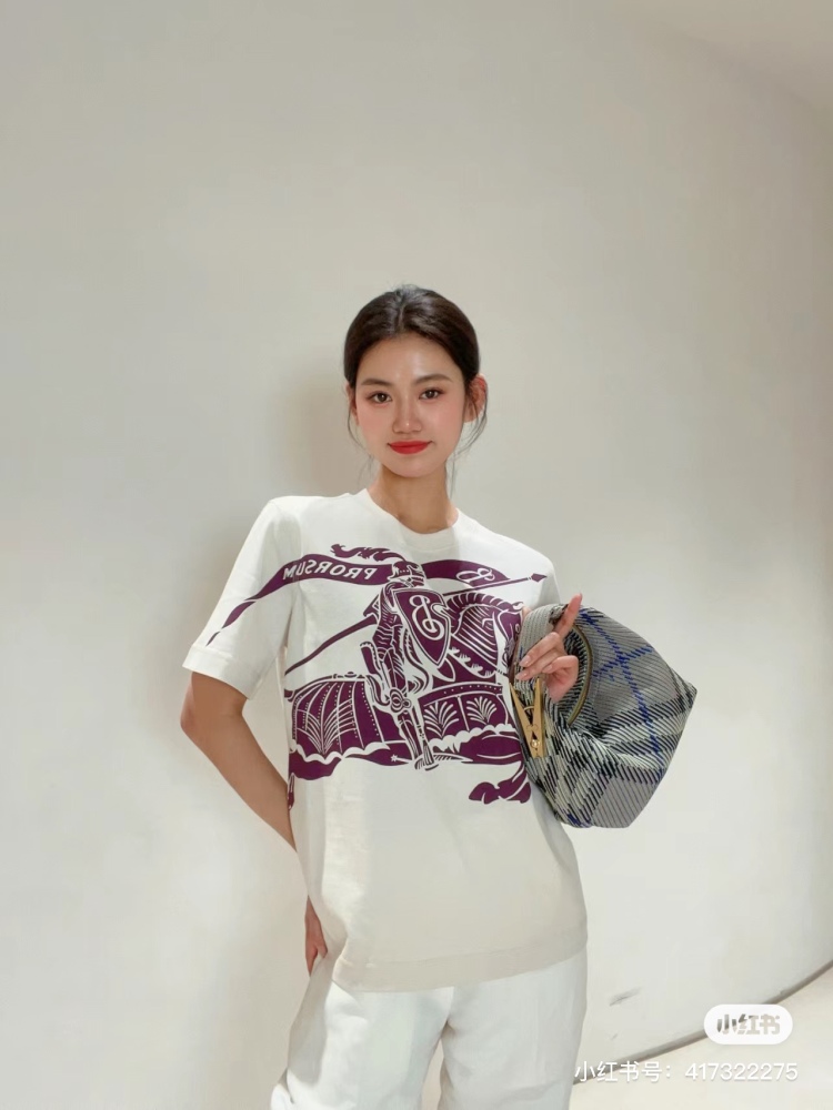 Burberry peg bag | 2024 best-selling bag
Drum shaped lunch box bag paired with knitted fabric
There is a kind of familiar nostalgia that blends in again
Burberry's iconic checkered pattern
There's a little more British style~
I especially like the me...