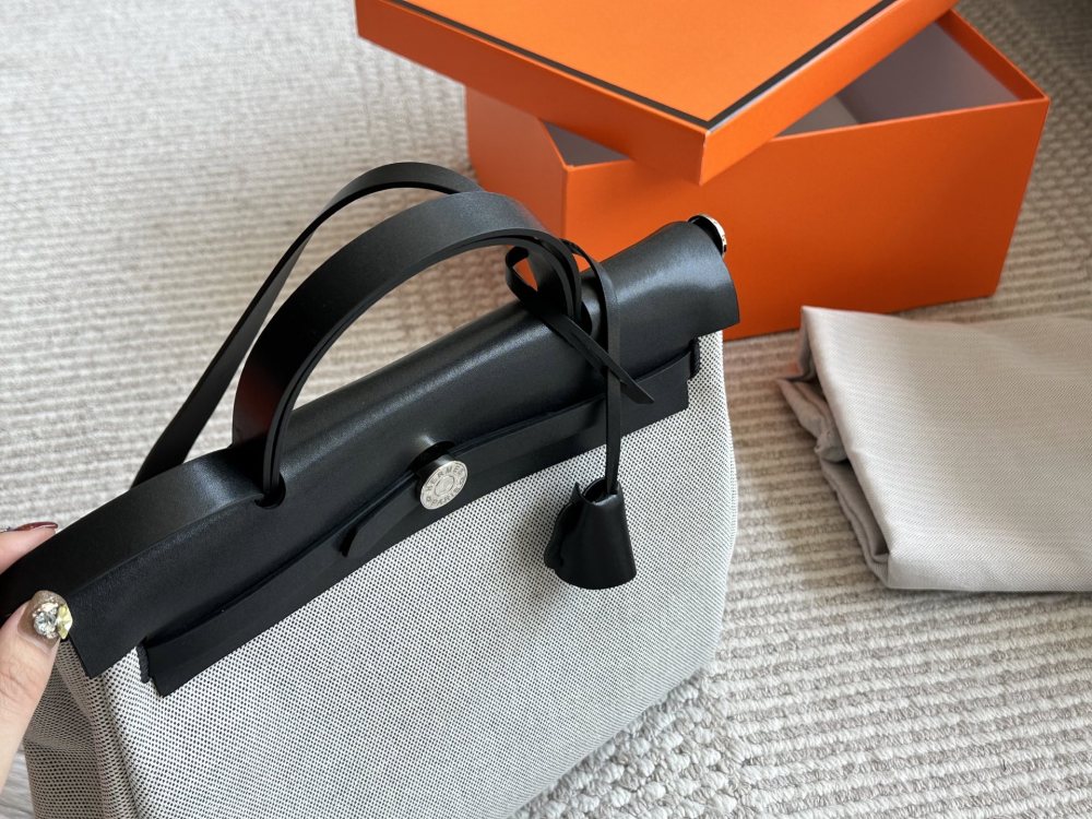 290 boxes
size：31*26cm
Hermes handbag
Canvas shopping bag ?
A bag that is easy to pack in physical form
Recently, I have been carrying my back while traveling
There is texture! Super advanced!
Its capacity is very friendly ..