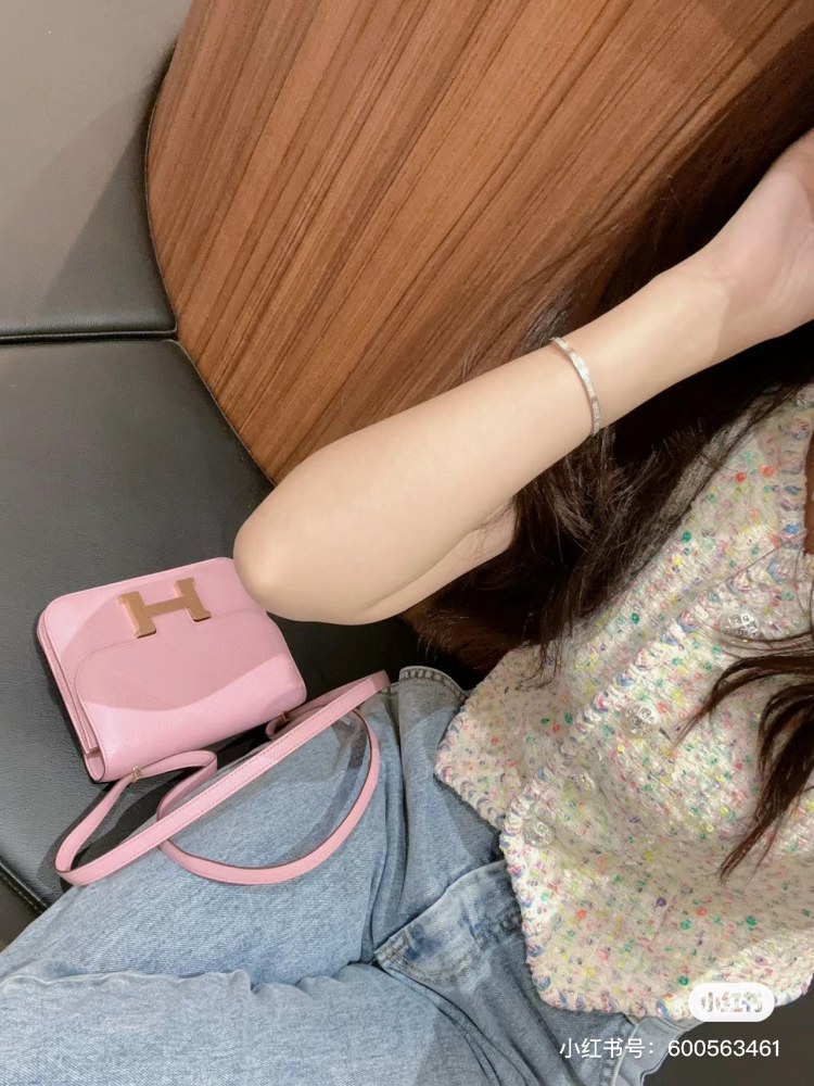 The second one: Kangkang 19constance 3Q cherry blossom powder is also a soft cherry blossom pink series
Paired with Hermes H large silver buckle
Highlighting the small and cute design of the bag
Similarly, the palm leather is really tender
Carrying t...