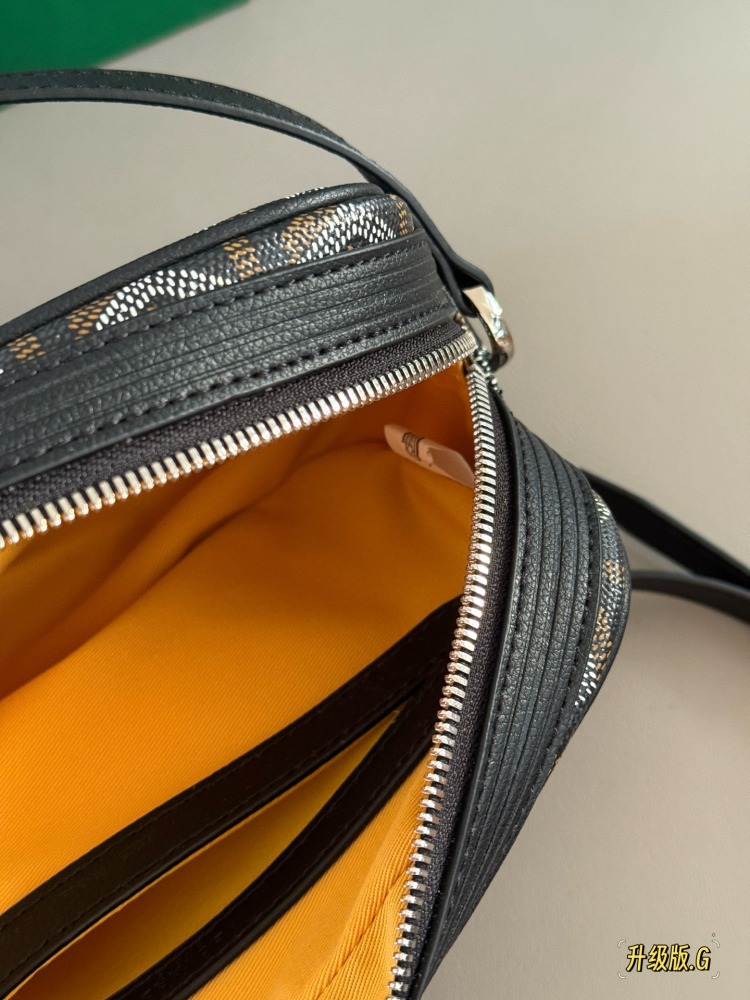 205 Upgraded Edition Box
size：24*14cm
Goya Goyard Camera Bag
Boys and girls use it!
The upper body effect is absolutely stunning~
Very easy to match in daily life~
Both boys and girls can buy it!