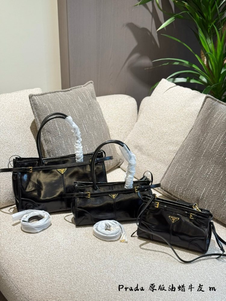 P300p320p340 comes with a box
When Prada's designers quietly ignite the design circle
This season's Prada has been planted by sweet potato bloggers with a soft lux, long handled tote, and oil wax leather women's bag.
At this point, Prada discovered a...