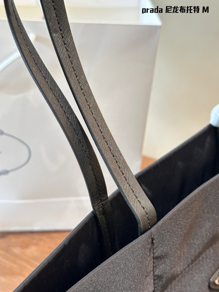 Prada。 P190 comes with a box
This medium-sized tote bag is made of innovative recycled nylon fabric, with a simple and stylish design. The bag is equipped with exquisite Saffiano leather handles, adorned with the iconic enamel coated triangular met...