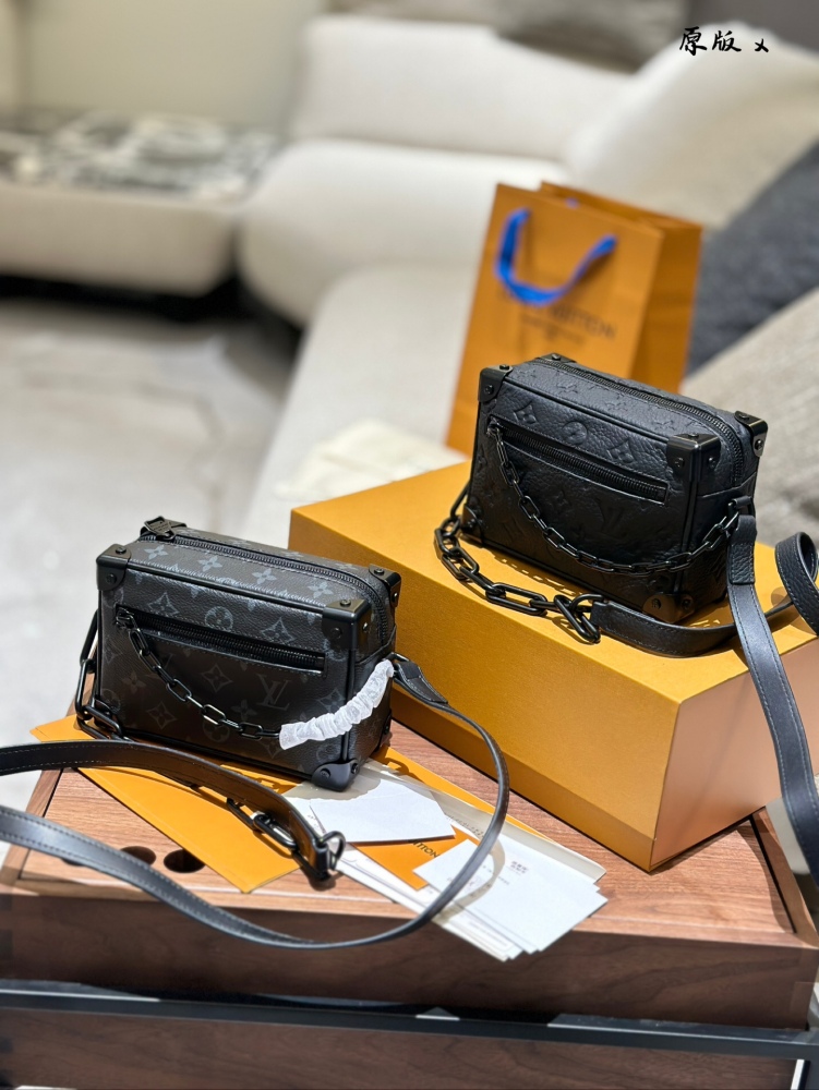 p265p285
LV Soft Box Package Black Warrior:
LV's soft box pack Black Warrior has a mysterious and cool temperament. The combination of black Monogram coated canvas and black leather showcases the brand's unique luxury charm. Its appearance is tough y...