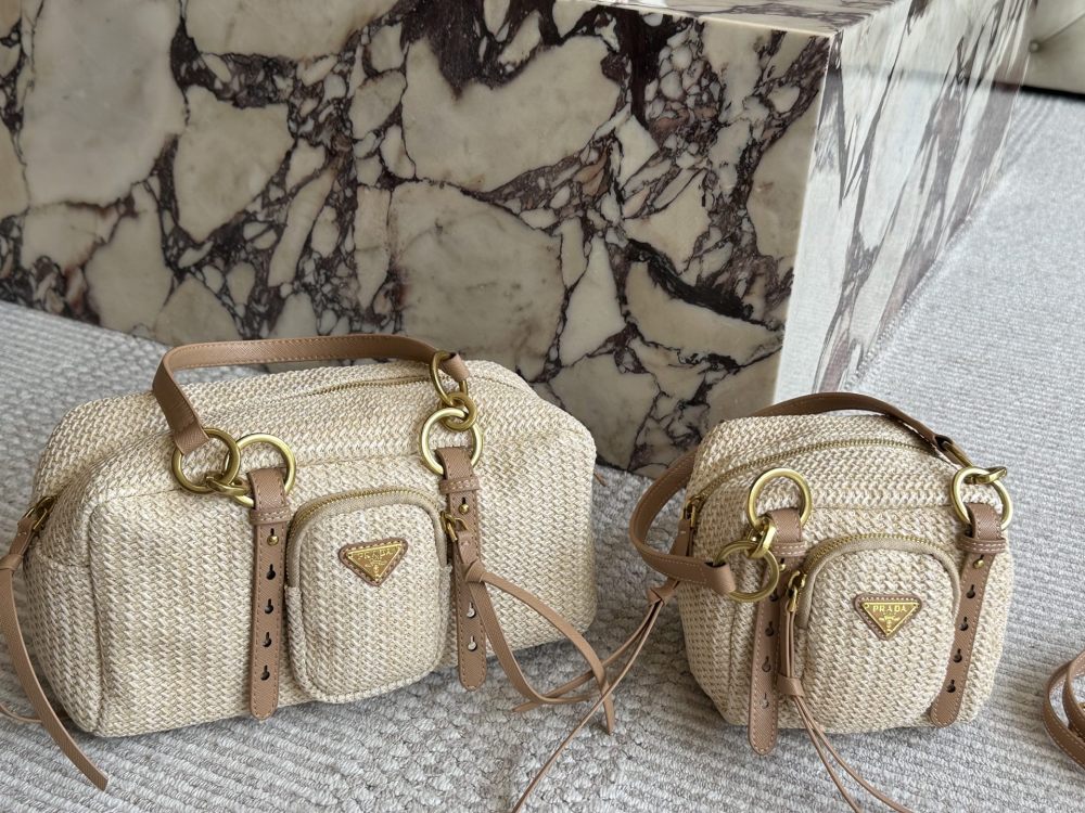 240, 155
size：30 14cm/16 13cm
Prada 2025 Latest Collection
I feel like it's really going to catch fire
Choosing between large and small sizes is difficult
Simple and sophisticated!