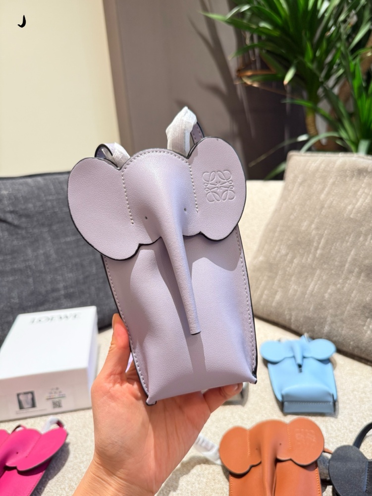 p200
Is Loewe's new elephant phone bag worth buying?
Super cute little elephant phone bag, made of calf leather, can be worn shoulder or crossbody, with adjustable shoulder straps. In addition to being cute, you can also install a mobile phone. The c...