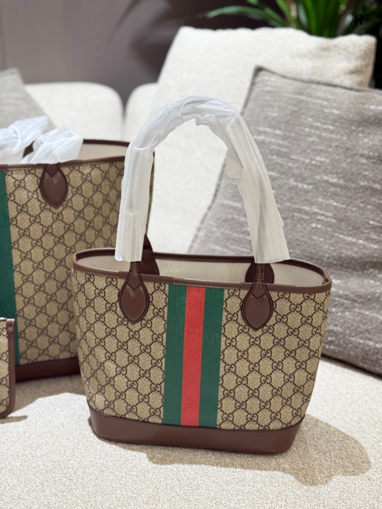p225p235
Gucci has released a cute little one again! shopping bag
This tote basket is so beautiful! High cost-effectiveness, can fit anything, even long shoulder straps can be worn under the armpit! Versatile, don't worry about him going to Ole, no m...