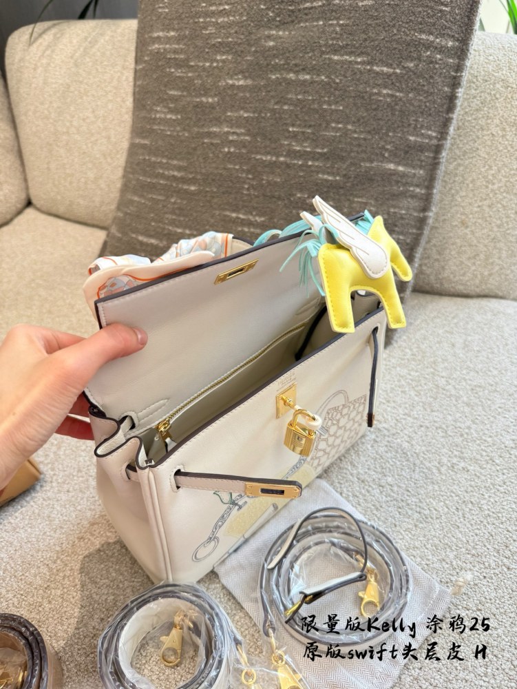 p405
Kelly 25 Cream White Graffiti Limited Edition Inandout
Hermes Hermes' limited graffiti in 2021 produced a pair of Kelly 25 cream white color painting and birkin 25 biscuit color with the theme of "Inandout" (sisters who have shared ● before ca...