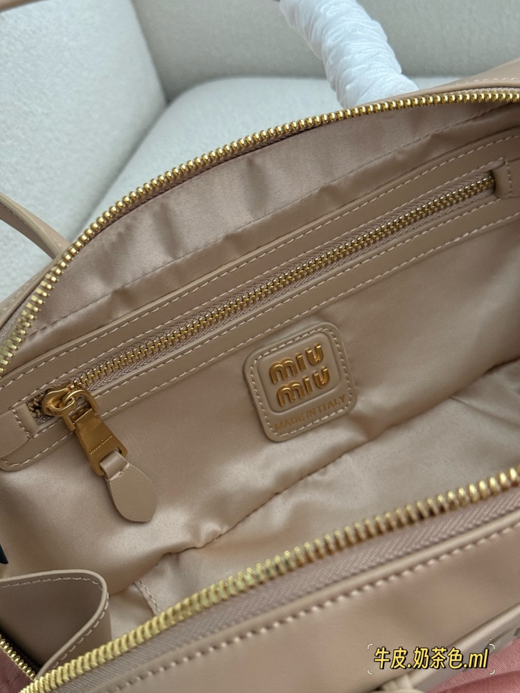 290 box cowhide (upgraded version)
Size: 28.5 * 4cm (large)
The new miumiu handbag has such a stunning appearance!
Bowling/briefcase/beau series
Small lock hardware accessories, shiny and shiny!
The sweetness of the bag is just right!
It's hard not t...