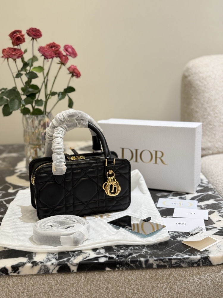 p340
DIOR sheepskin mini small square bag doctor bag
This Montaigne 30 series mini doctor bag is a new winter 2024 product, sewn with triangular lining, presenting a crisp design, fashionable and modern without losing practical functions. Crafted wit...